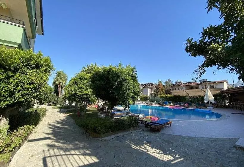 Melissa Garden Apart