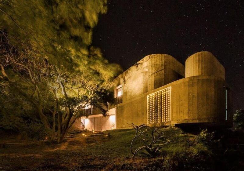 تختخواب و صبحانه Wandering Walls