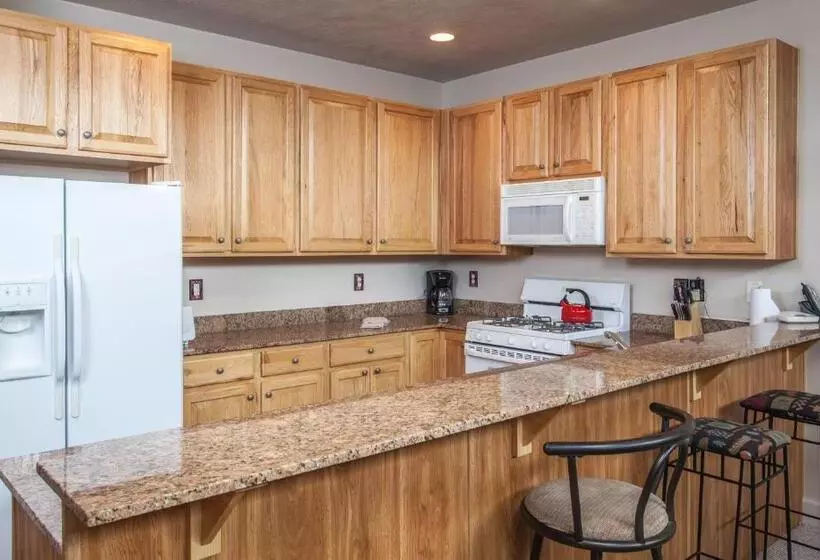 فندق Crestview Condominiums By All Seasons Resort Lodging