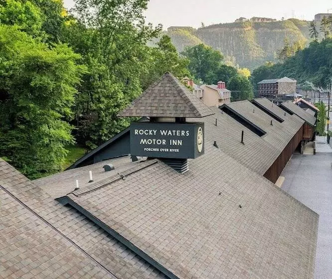 Отель Historic Rocky Waters Inn, A Small Luxury