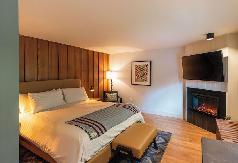 בית מלון כפרי Historic Rocky Waters Inn, A Small Luxury