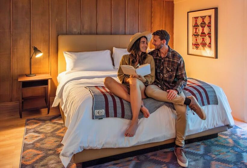 בית מלון כפרי Historic Rocky Waters Inn, A Small Luxury