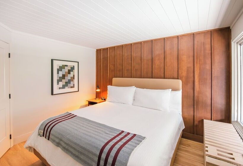 בית מלון כפרי Historic Rocky Waters Inn, A Small Luxury