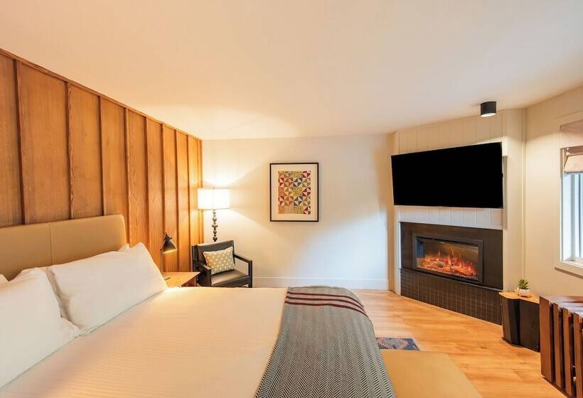 בית מלון כפרי Historic Rocky Waters Inn, A Small Luxury