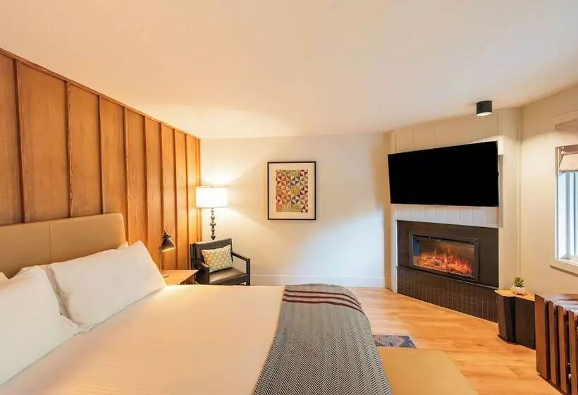 Отель Historic Rocky Waters Inn, A Small Luxury