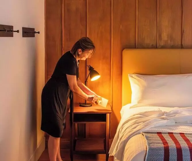 Отель Historic Rocky Waters Inn, A Small Luxury