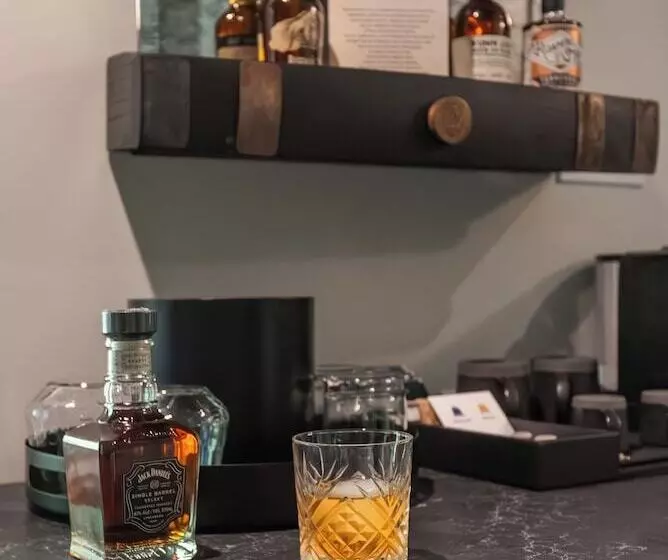 Отель Historic Rocky Waters Inn, A Small Luxury