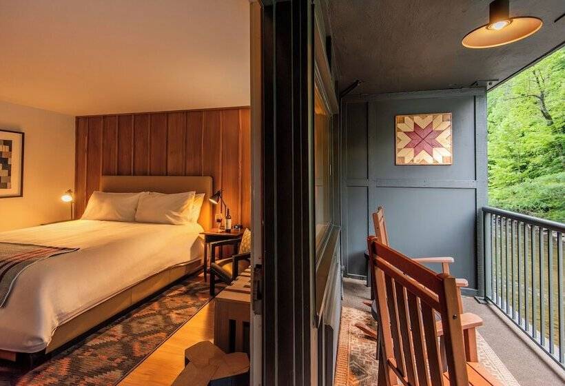 בית מלון כפרי Historic Rocky Waters Inn, A Small Luxury