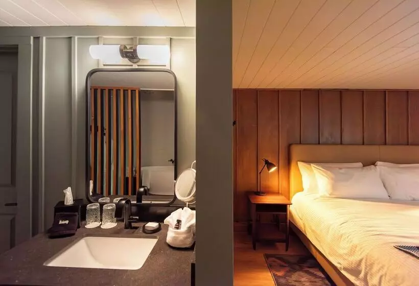 Отель Historic Rocky Waters Inn, A Small Luxury