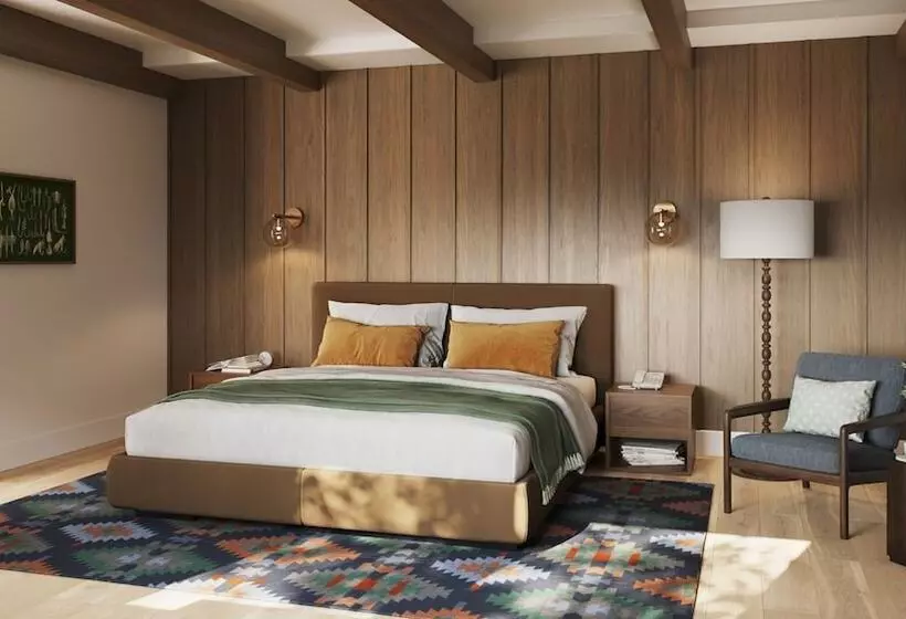 Отель Historic Rocky Waters Inn, A Small Luxury