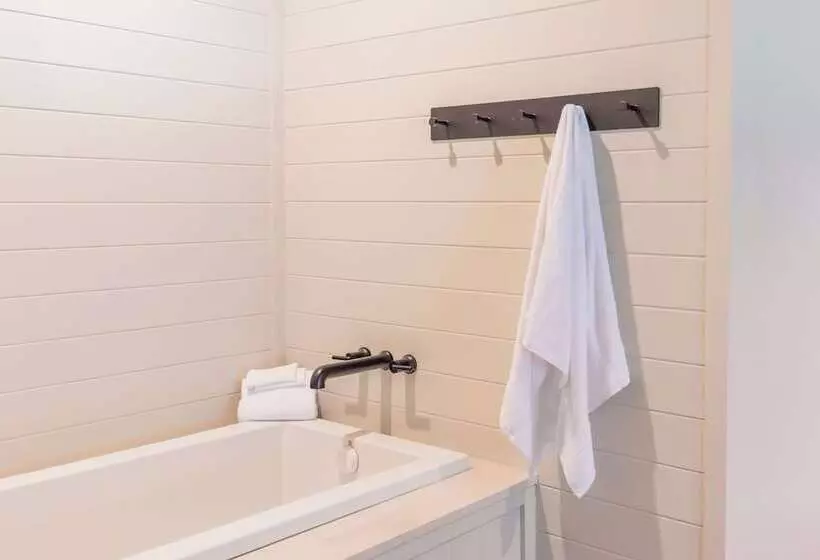 Отель Historic Rocky Waters Inn, A Small Luxury