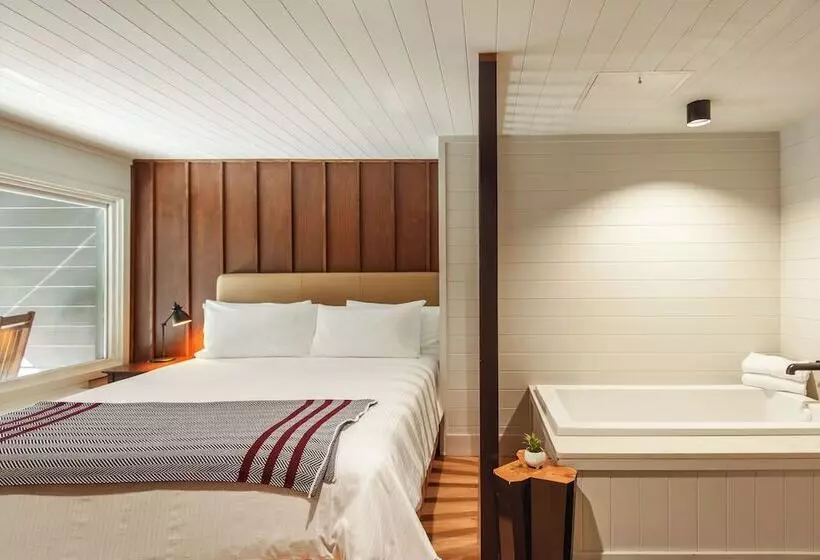 Отель Historic Rocky Waters Inn, A Small Luxury