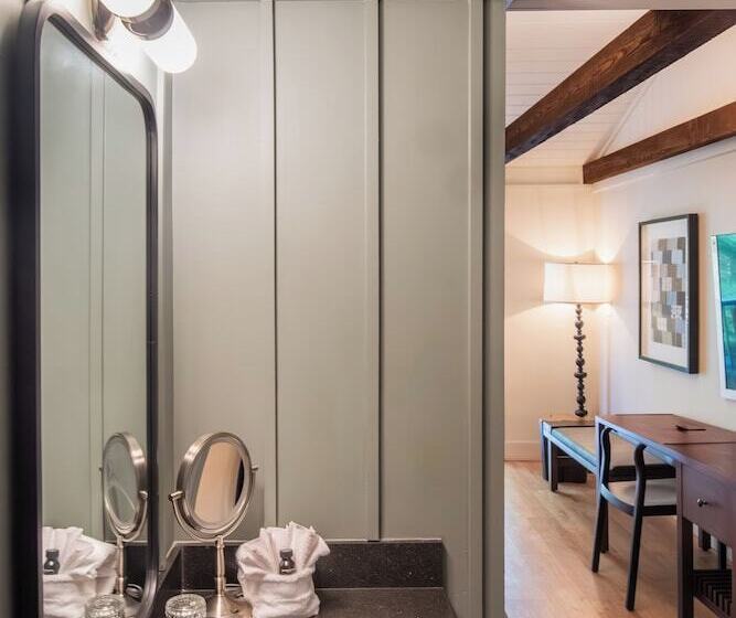 בית מלון כפרי Historic Rocky Waters Inn, A Small Luxury