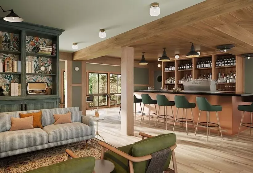 Отель Historic Rocky Waters Inn, A Small Luxury