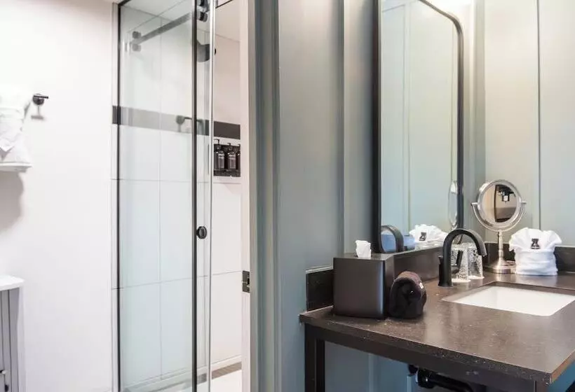 Отель Historic Rocky Waters Inn, A Small Luxury