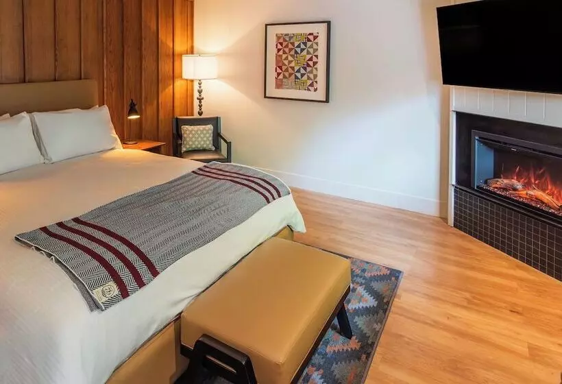 Отель Historic Rocky Waters Inn, A Small Luxury