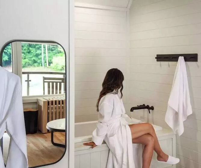 Отель Historic Rocky Waters Inn, A Small Luxury