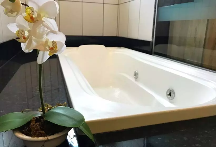 Aki Hotel E Restaurante