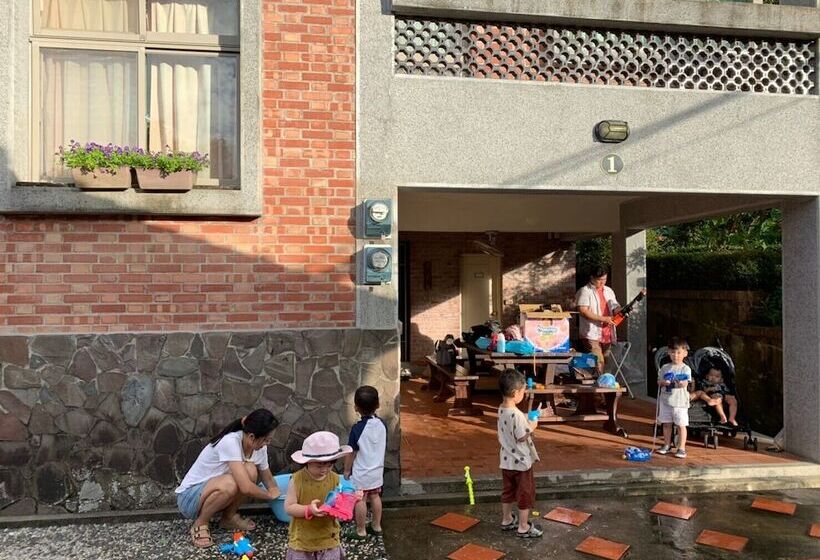 هتل Red Brick Villas