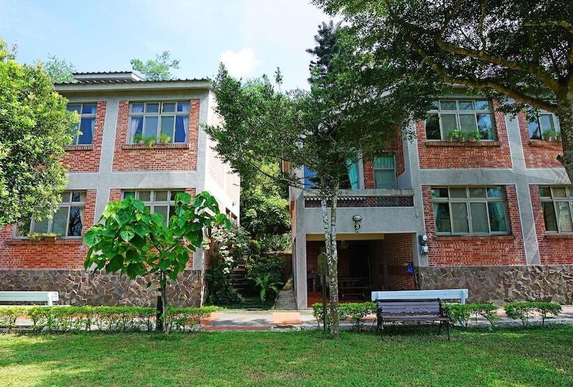 هتل Red Brick Villas