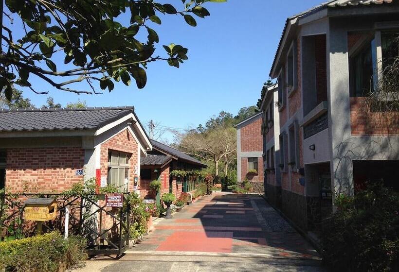 هتل Red Brick Villas