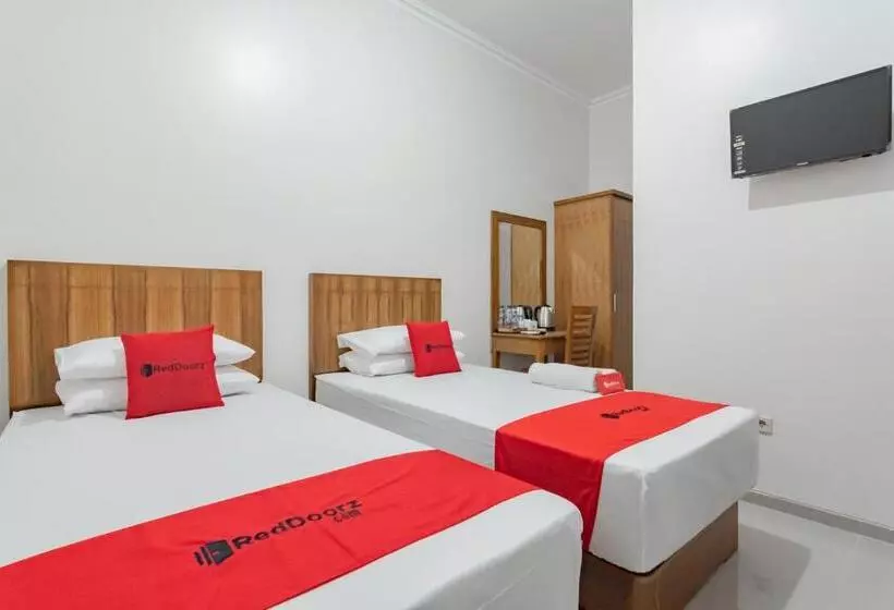 ホテル Reddoorz Syariah Plus @ Perintis Guesthouse Tasikmalaya