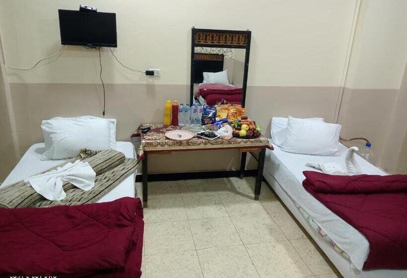 هتل One Season Hostel