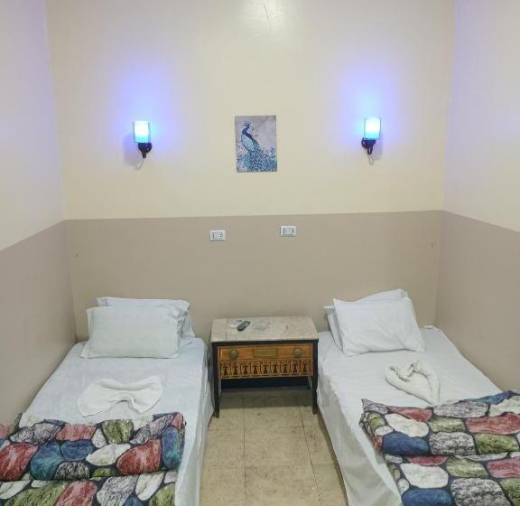 هتل One Season Hostel