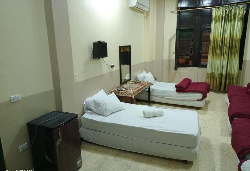 هتل One Season Hostel