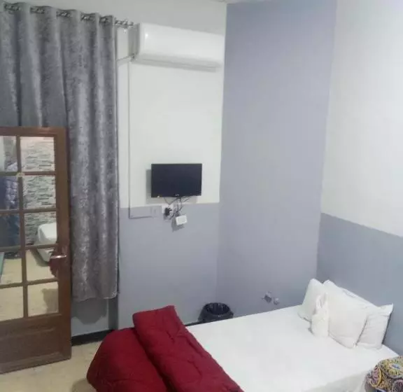 هتل One Season Hostel