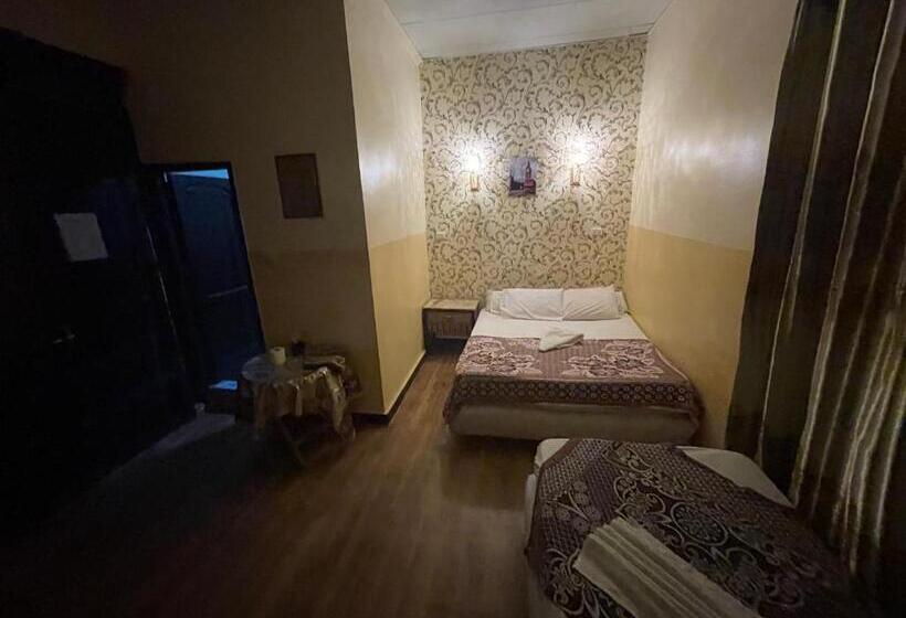 هتل One Season Hostel