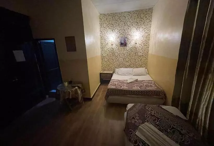 هتل One Season Hostel