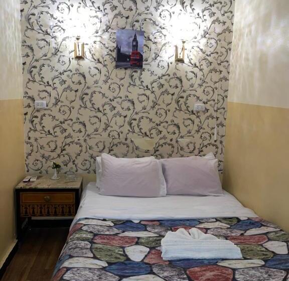 هتل One Season Hostel