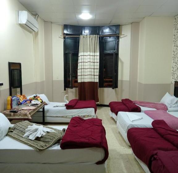 هتل One Season Hostel