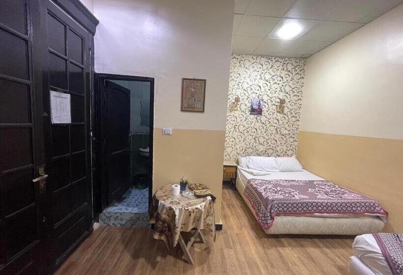 هتل One Season Hostel