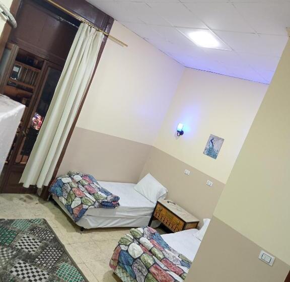 هتل One Season Hostel