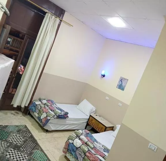 هتل One Season Hostel