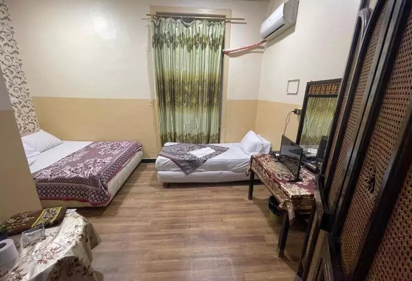 هتل One Season Hostel