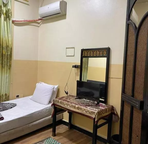 هتل One Season Hostel
