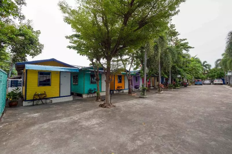 Hotelli Oyo 75322 Tha Burapa Resort Bangsean