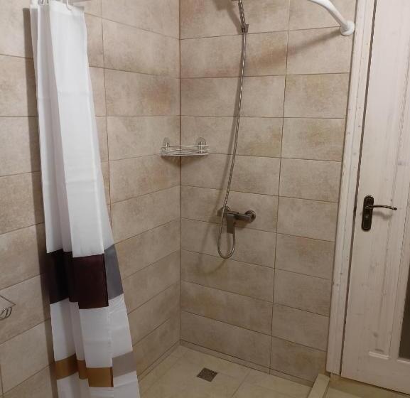 膳宿费 гостьовий двір