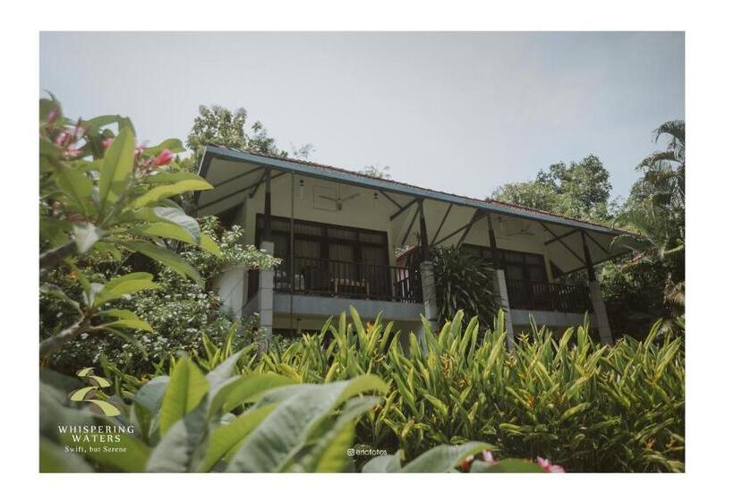 בית מלון כפרי Whispering Waters