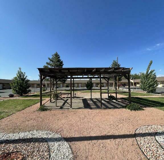 فندق على الطريق Travelodge By Wyndham Farmington Hwy 64