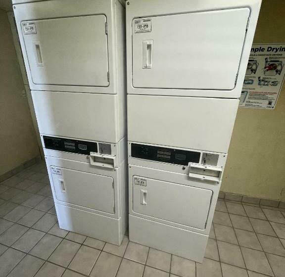 فندق على الطريق Travelodge By Wyndham Farmington Hwy 64