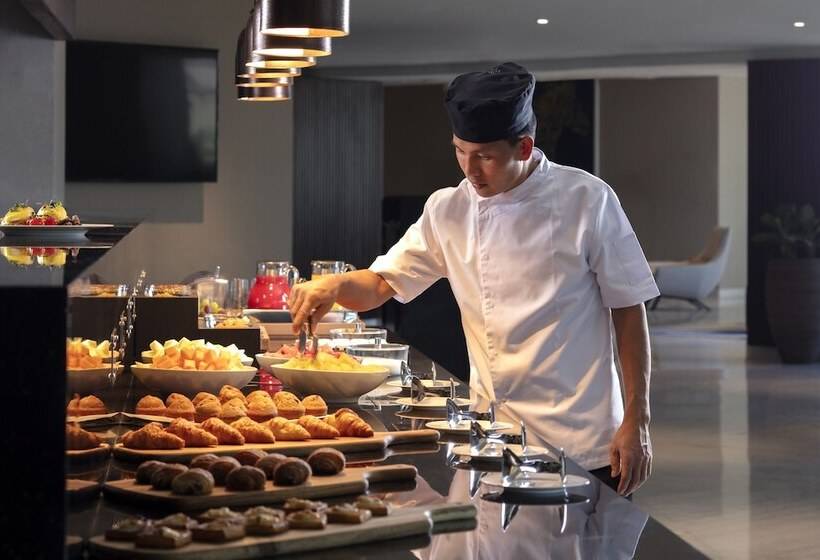 Avani Plus Palm View Dubai Hotel & Suites