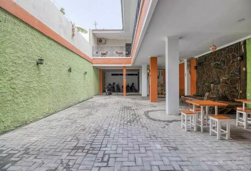 هتل Reddoorz Near Babarsari 2