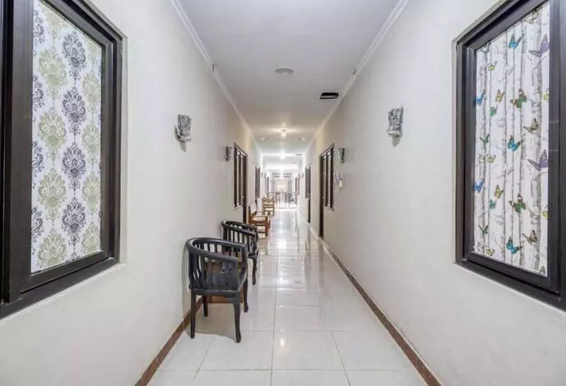 هتل Reddoorz Near Babarsari 2