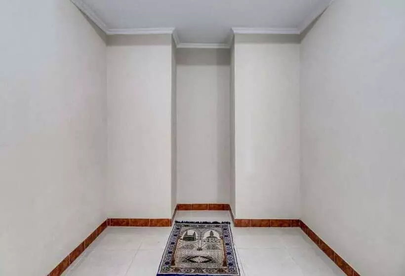 هتل Reddoorz Near Babarsari 2