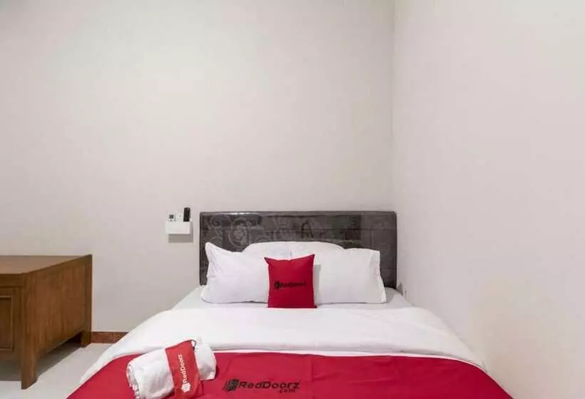 هتل Reddoorz Near Babarsari 2
