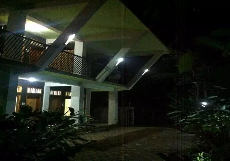 هتل Lara Home Stay